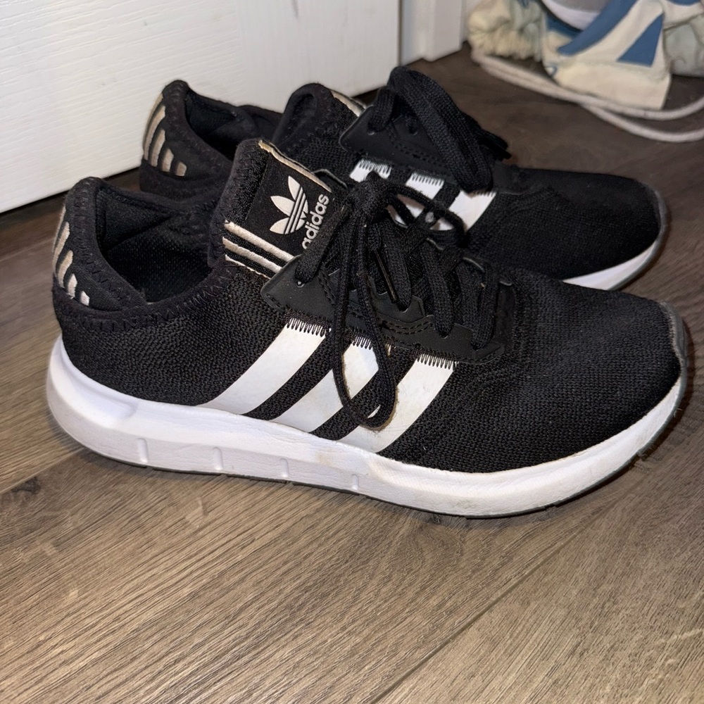 Adidas Swift Runs - Picture 2 of 2